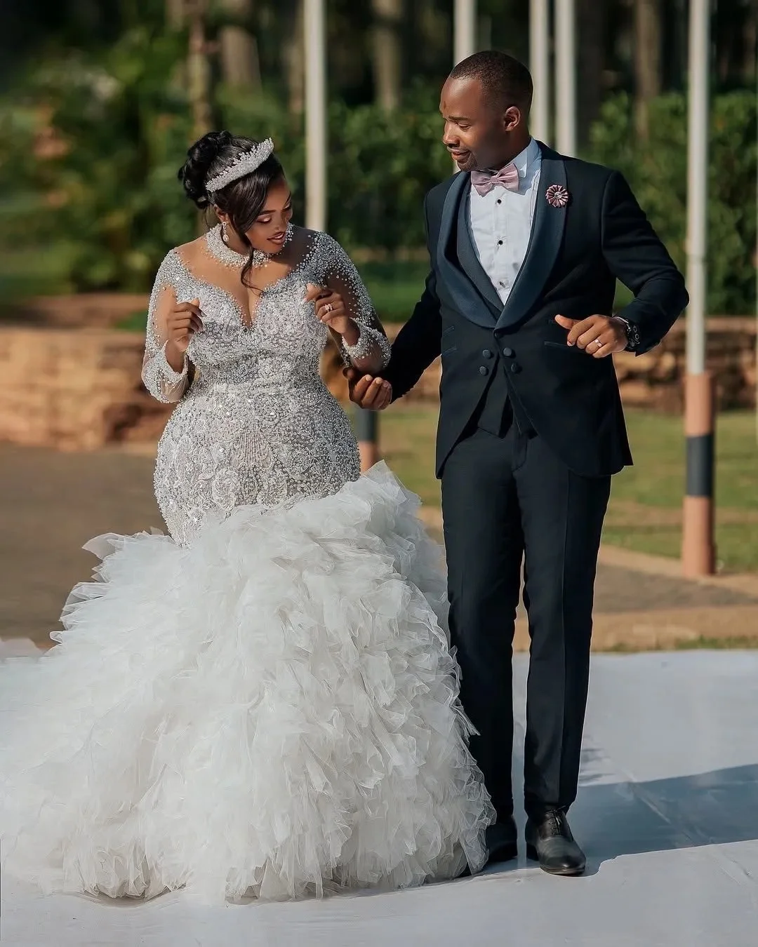 Abito da sposa a sirena taglie forti personalizzato Abiti da sposa per la sposa Sheer Illusion maniche lunghe con applicazioni di perline e pizzo