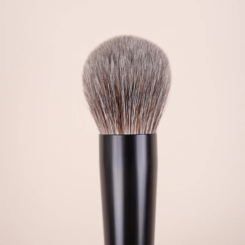 Yizhibi professional hand-made makeup brush face brush Red Squirrel mixed with fine goat hair.