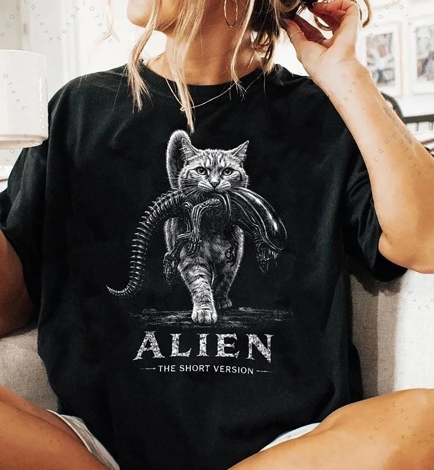 2026 New Cat Bite Alien Alien Men T-Shirt Vintage Horror Movie Graphic Tee Men Women Retro Casual Short Sleeve Hiking T-Shirts
