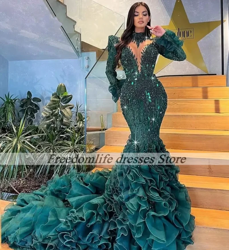 Smaragdgrüne Ballkleider für Mädchen, Meerjungfrauenstil, lange Ärmel, Diamanten, Rüschen, charmantes Hochzeitskleid, afrikanische Mädchen, maßgeschneidert