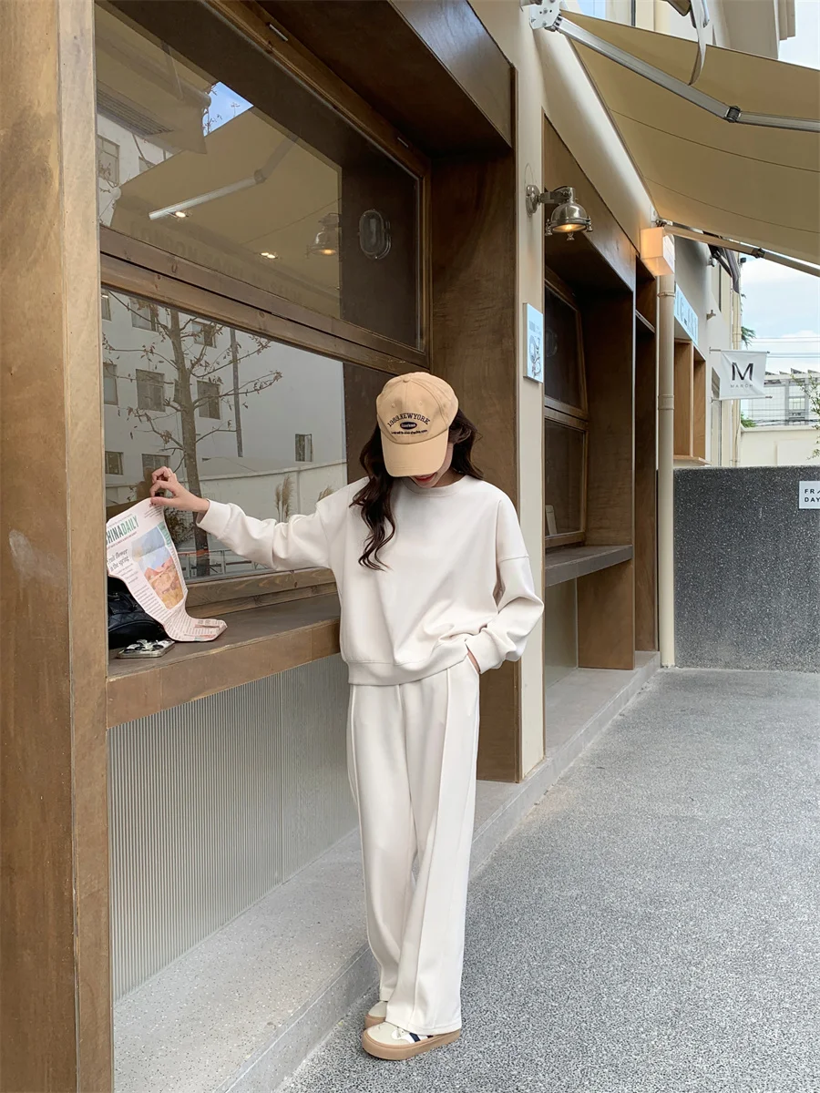 

Женский повседневный комплект OONA50: худи свободного кроя и широкие брюки. Модный осенне-зимний ансамбль для активного отдыха.