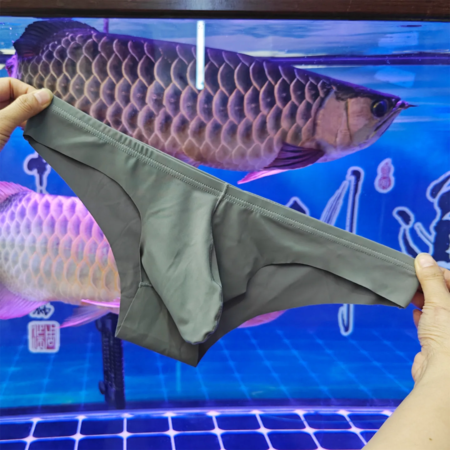 ملابس داخلية منتفخة من الحرير الجليدي للرجال المثليين ملابس داخلية مثيرة منخفضة الخصر على شكل حرف U ملابس داخلية Tangas بقصة ضيقة معانقة للجسم سريعة الجفاف