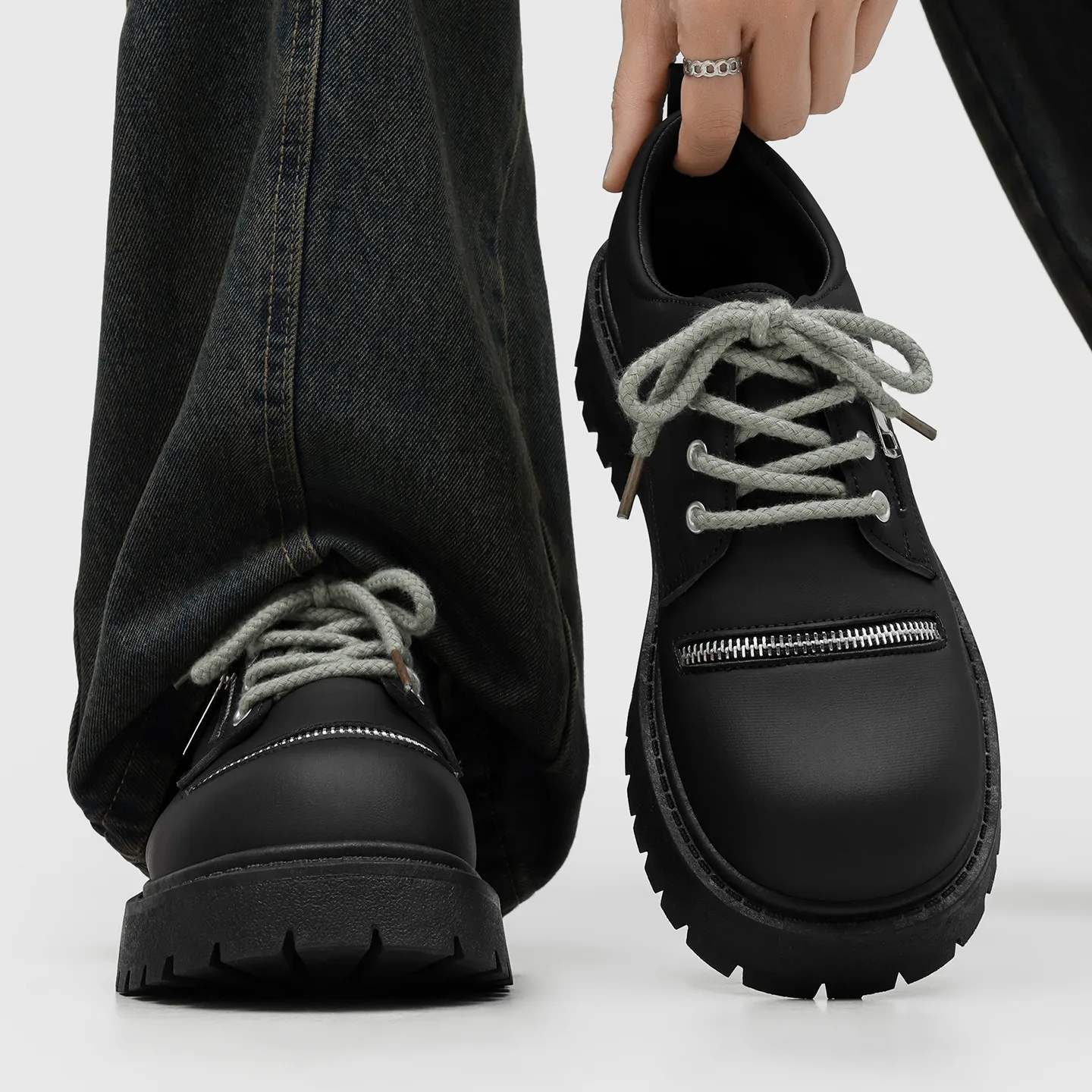 Personalized Zipper Decoration Thick Soled Men Shoe Paired with Green Shoelaces Non Slip Suitable for Daily Commuting Casual