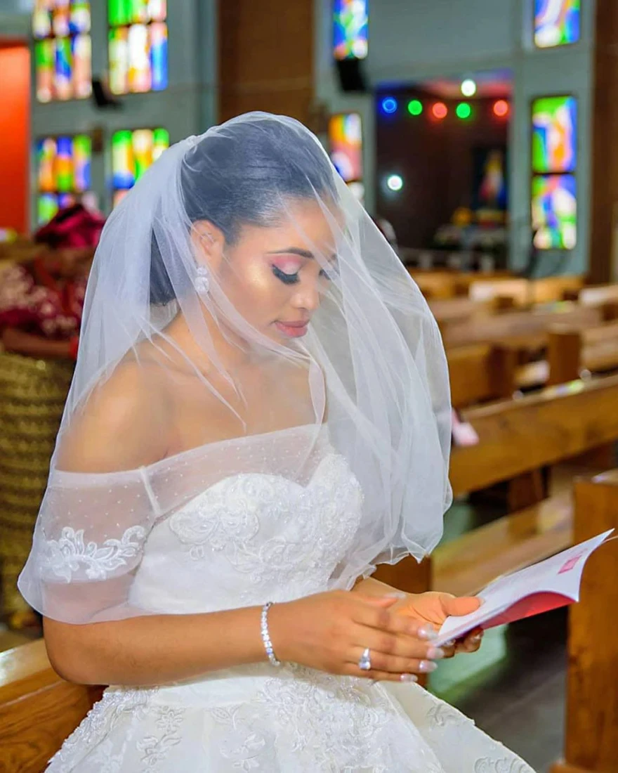 Vestido De novia personalizado con hombros descubiertos, Apliques De encaje, bata De boda, tren De barrido, vestidos De novia hinchados De tul africanos con gradas