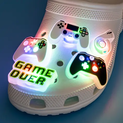 1 st LED-skoberlocker, gamepad, fotbollar, basketbollar, upplysta skodekorationer, äppelmunkar, solros, fjäril, prästkrage, nålar för barn 10 best sales Crocs Charms Basketball - №3