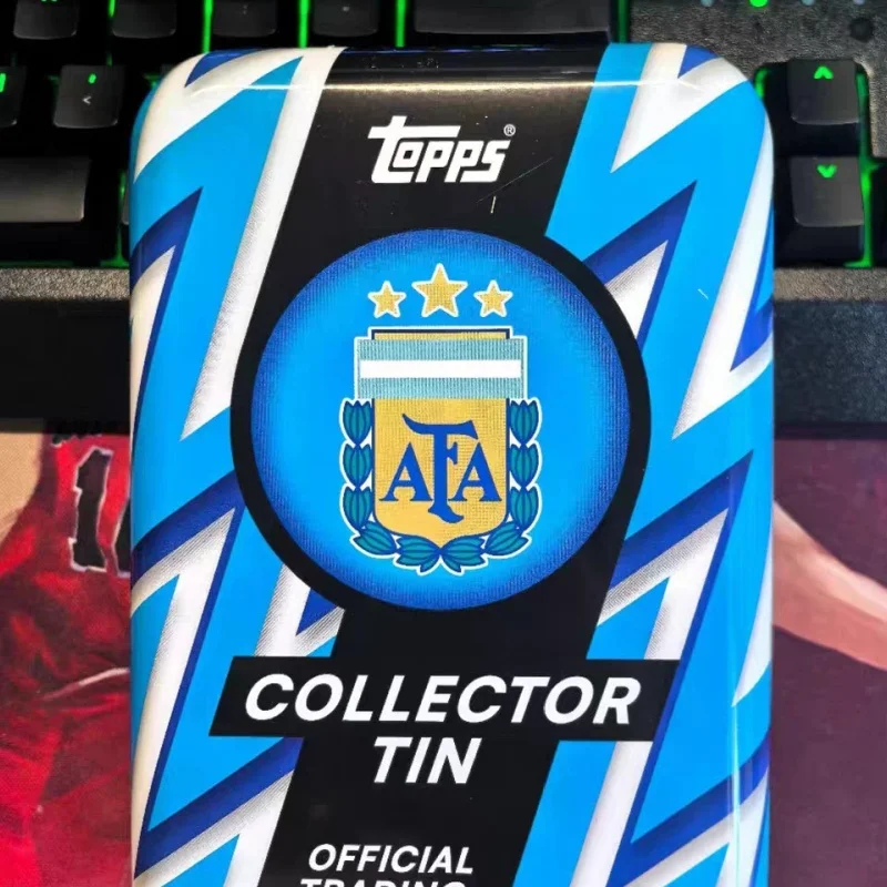 caja-de-regalo-sorpresa-con-tarjetas-coleccionables-de-la-seleccion-argentina-de-futbol-topps-2025-26-edicion-limitada