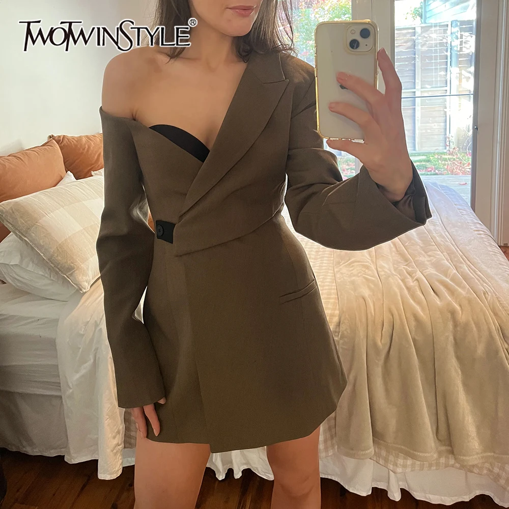 

TWOTWINSTYLE хитовые цветные утягивающие куртки для женщин с нерегулярным вырезом и длинными рукавами, темпераментное пальто с высокой талией, женское
