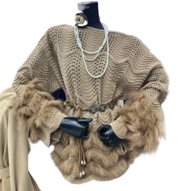 

Мягкий и пушистый свитер средней длины с пуловером в стиле пэчворк, открывающейся спиной и элитной атмосферой осень 2026. Пуловеры.