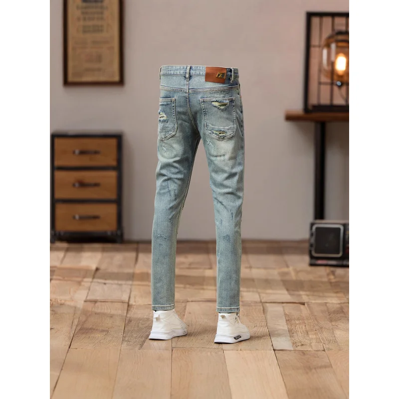 

Осень 2024, светло-голубые потертые джинсы в стиле ретро для мужчин, модные облегающие брюки в американском стиле, крутые брендовые брюки в уличном стиле