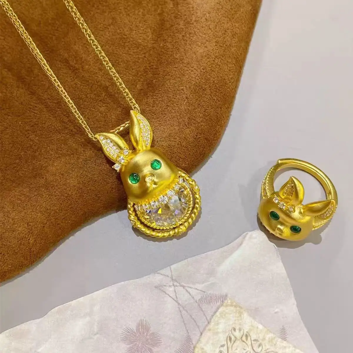 

Ancient gold Zhizhi Ruitu gold pendant with women's inlaid moissani diamond and 999 foot gold necklace as a gift for family