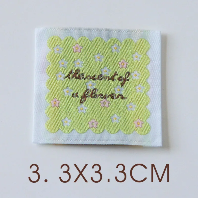 Spot hand-made cloth label fresh flowers Daisy embroidery  accessories sewing woven label multicolor small square label.