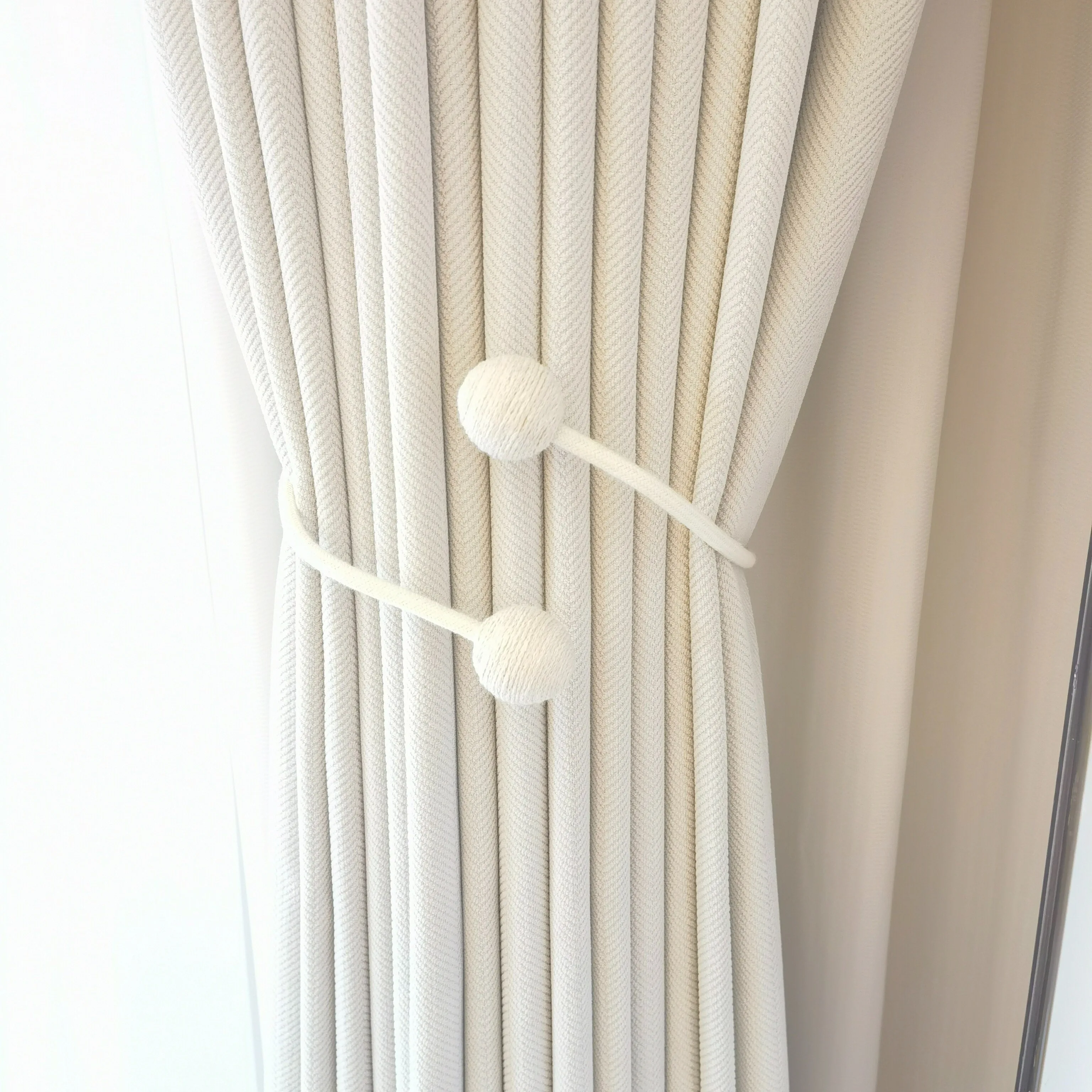 Handcrafted Wooden Ball Curtain Tiebacks as Simple Decorations, Suitable for Living Room and Bedroom Home Decorations.