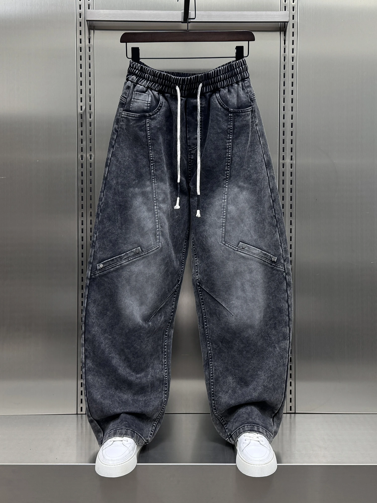 

Джинсы с завышенной талией. Мужские повседневные свободные джинсы с прямыми штанинами. Осенний тренд. Молодежные износостойкие джинсы с застежкой на шнурке.