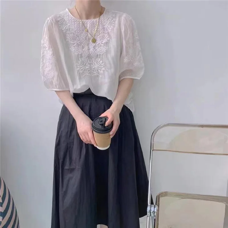 2023 New Summer Exquisite Heavy Industry Embroidery Simple Round Neck Retro Bubble Sleeves Advanced Loose Casual Commuter Shirt