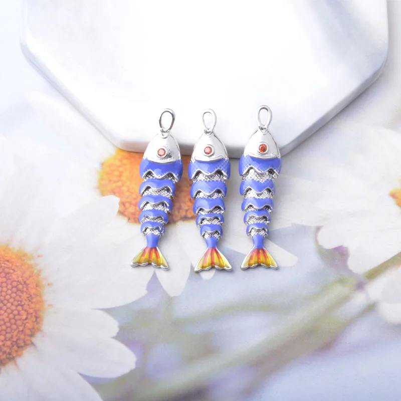 1 Stück Kupfer 18k vergoldeter Emaille 3D Fisch Anhänger Damen Königsblau Langer Schlüsselanhänger Handtaschen-Halsketten-Anhänger DIY Schmuckherstellung – Detail 4