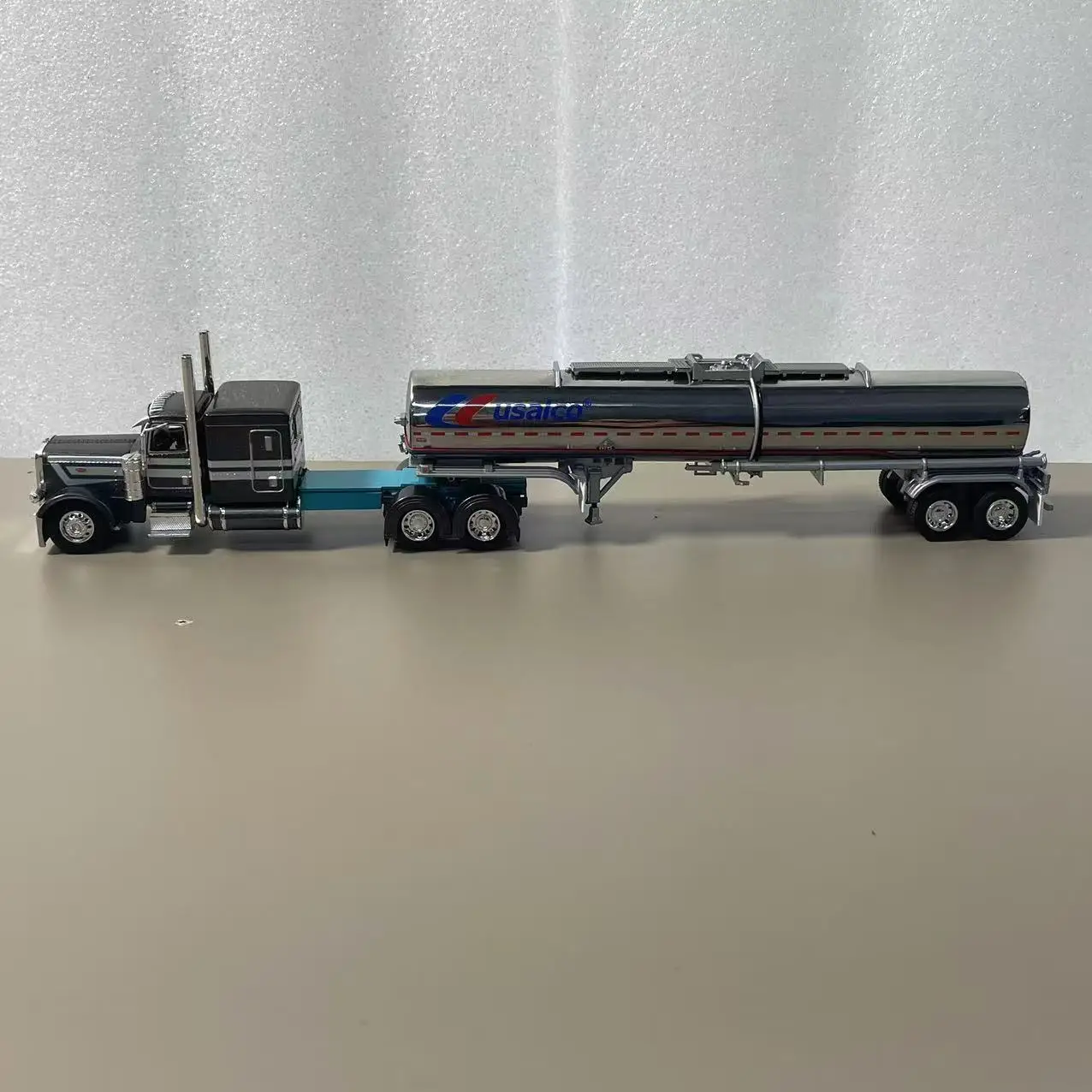 1/64 Scale DCP By FG ​​1:64 Peterbilt 389 American Oil Tanker Truck Model Toy Children's Holiday Gift Diecast Alloy Car Souvenir