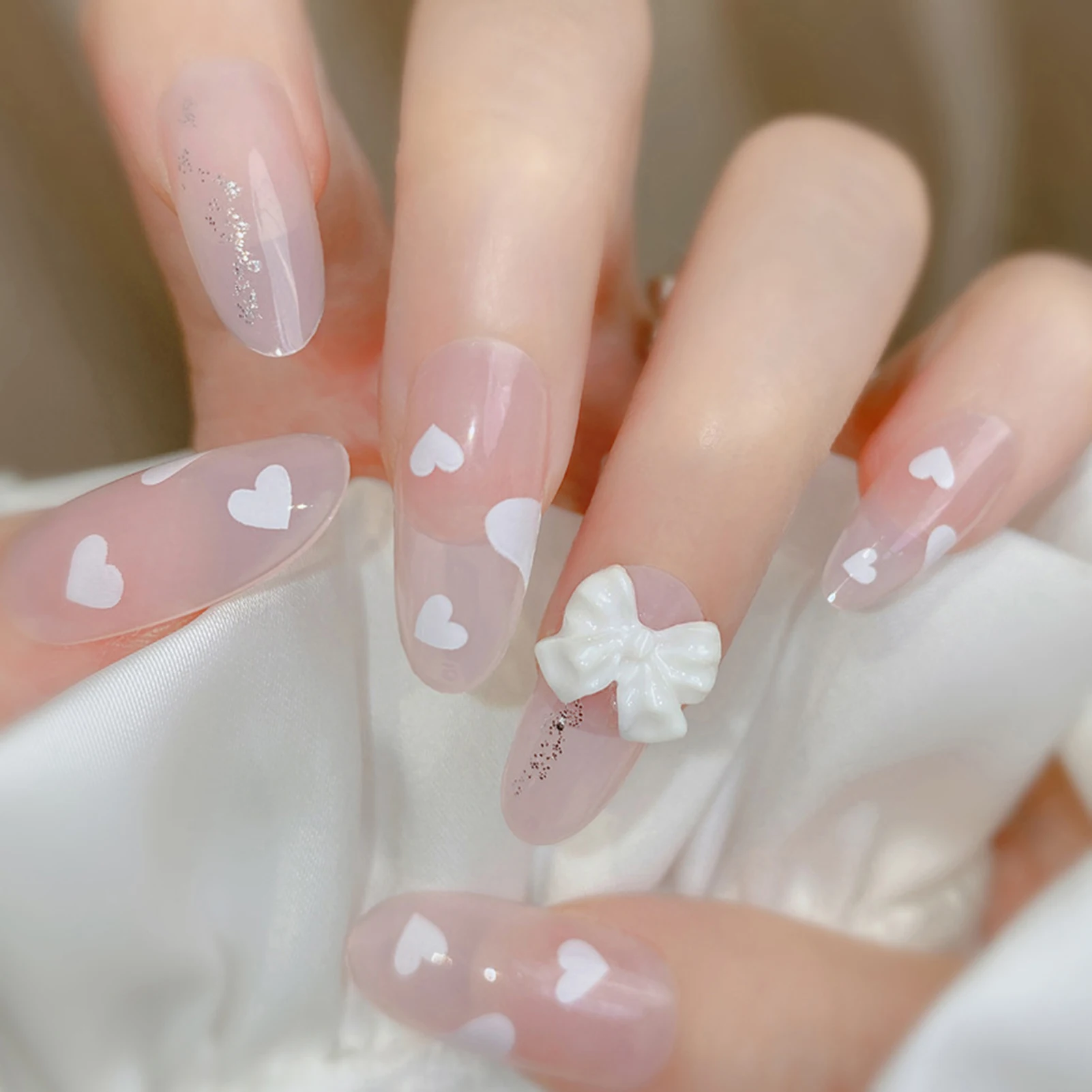 24szt Nude Pink Fałszywe Paznokcie Średniej Długości Migdałowe Białe Miłość Serce 3D Kokardki Dekoracyjne Paznokcie Słodki Koreański Styl Manicure Sztuka