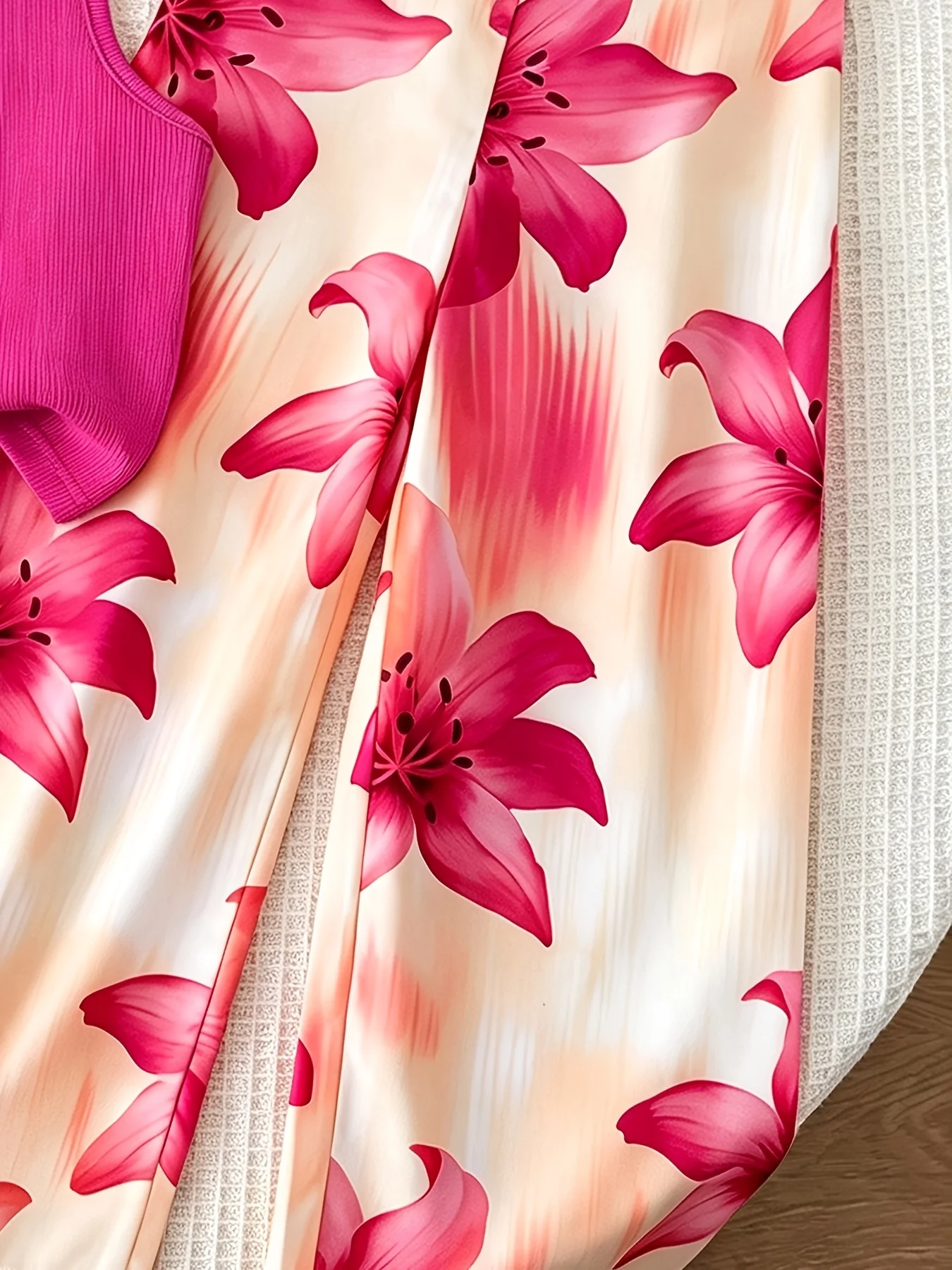 Sommer-Zweiteiler für Mädchen: Magenta ärmelloses Oberteil mit Stehkragen und weit geschnittene Hose mit großem Lilien-Print – Stilvolles Outfit – Detail 4