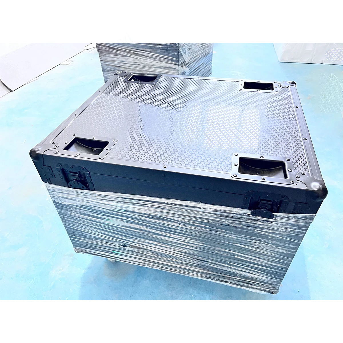 All Black Flycase Customized Aluminum Alloy Flight Case Stage Light Equipment Air Wire Shockproof Box with Wheels