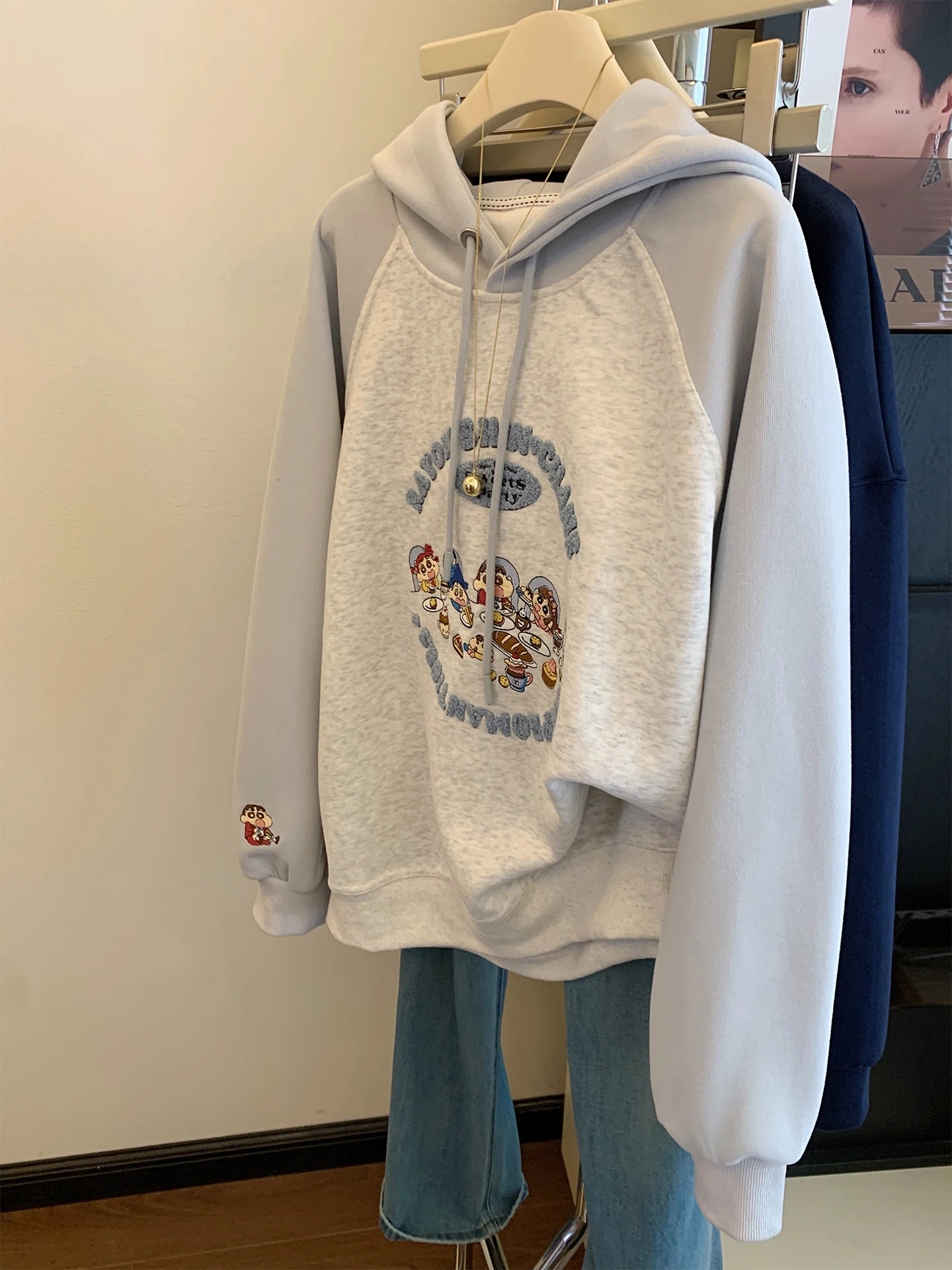 

Легкая женская толстовка с вышивкой, весенне-осенняя, тонкая, с цветными блоками, мультяшным принтом, омолаживающий дизайн, модный топ, повседневная уличная одежда