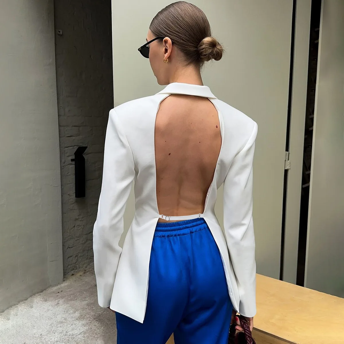 

Fmxires New Sexy Backless Blazers Coat Women White Lapel Hidden Buckle Long Sleeve Pocket Coats Female 2025 Autumn Lady Outwear