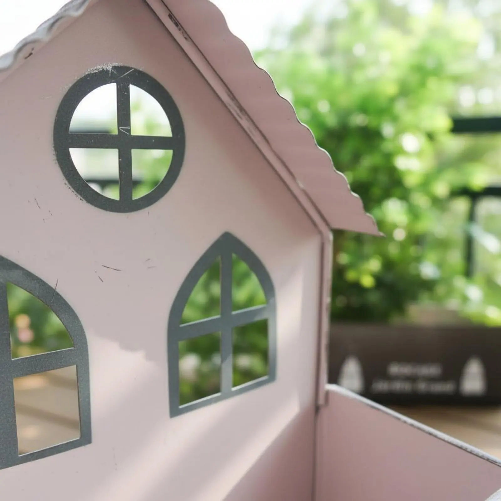 House-Shaped Planter Distressed Finish Wall Hanging Flower Box Metal Wall Planter Indoor Outdoor Use Garden Decor for Patio