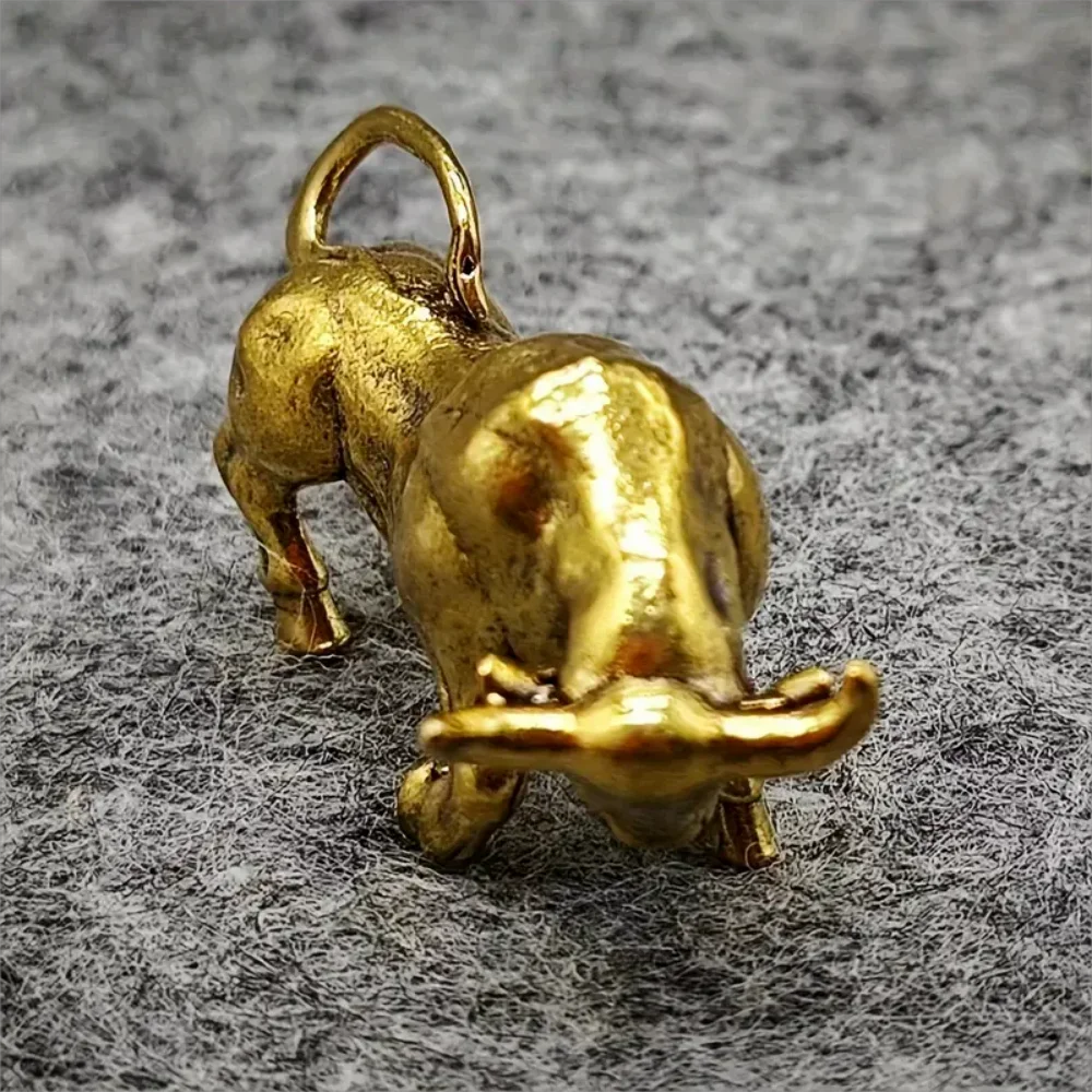 Miniatur-Metallskulptur im Vintage-Stil mit 3D-Stierkampf – perfekt für Heim- und Bürodekoration, Schlüsselanhänger-Charm oder Sammlergeschenk – Detail 7