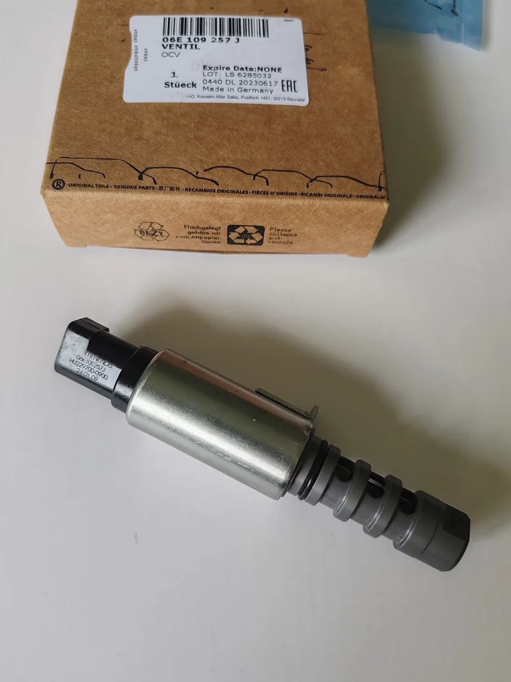 OEM 06E 109 257 J / 06E109257J VVT Variable Timing Solenoid for Audi A4 A6 A5 A8 Q7 S5 S8 2.5L 3.2L 4.2L 5.2L VW Golf Jetta 2.5L