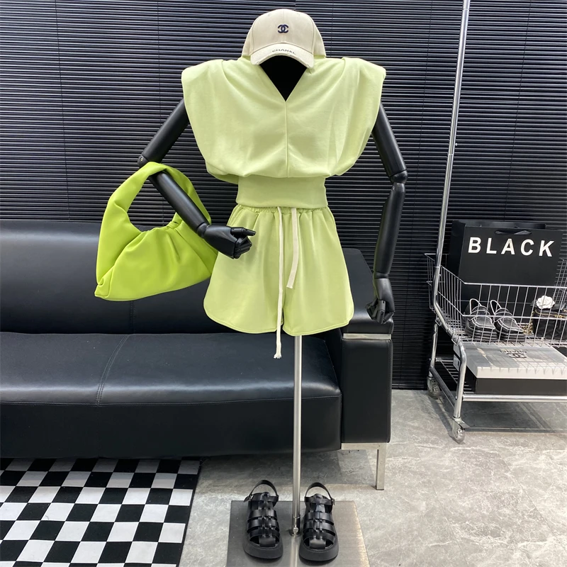 

New 2022 fashion Designer new style Famous brand fresh V-neck Shoulder pad Sleeveless Top Drawstring Casual shorts suit