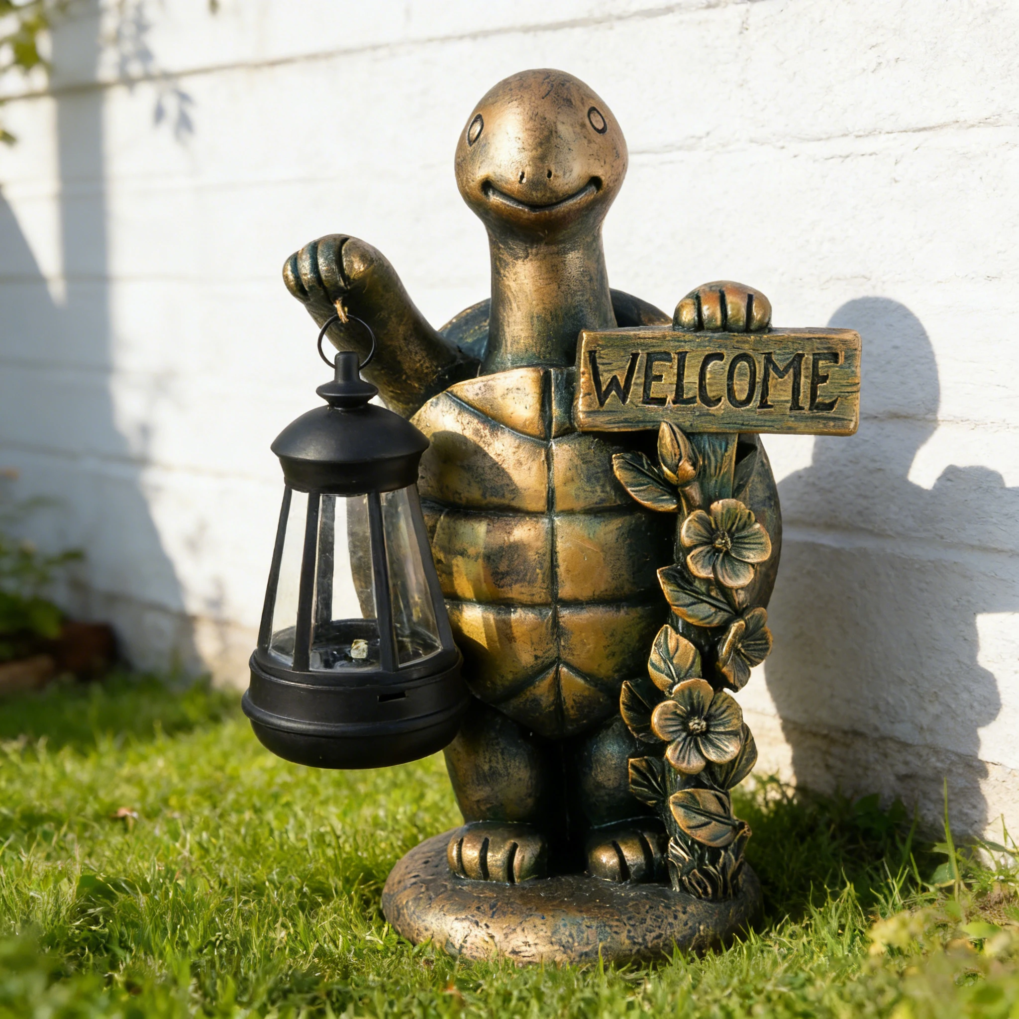 

Бронзовая статуэтка черепахи с солнечным фонарем и табличкой «Добро пожаловать» — декор для сада и улицы