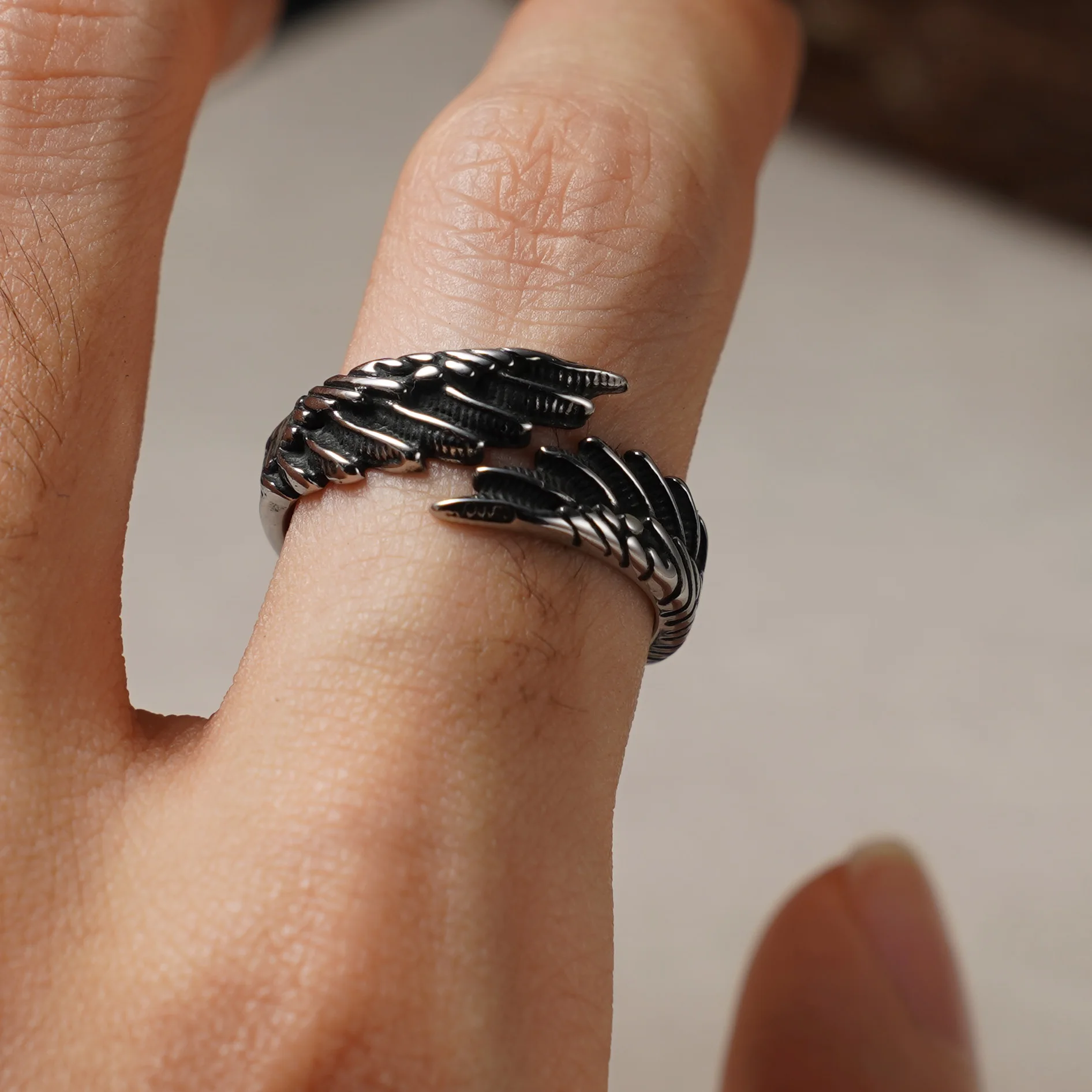 Vintage Herrenring mit gealterten Engelsflügeln, offener Feder-Ring aus 316L Edelstahl, perfekt für den täglichen Gebrauch, Partys und als Geschenk. – Detail 4