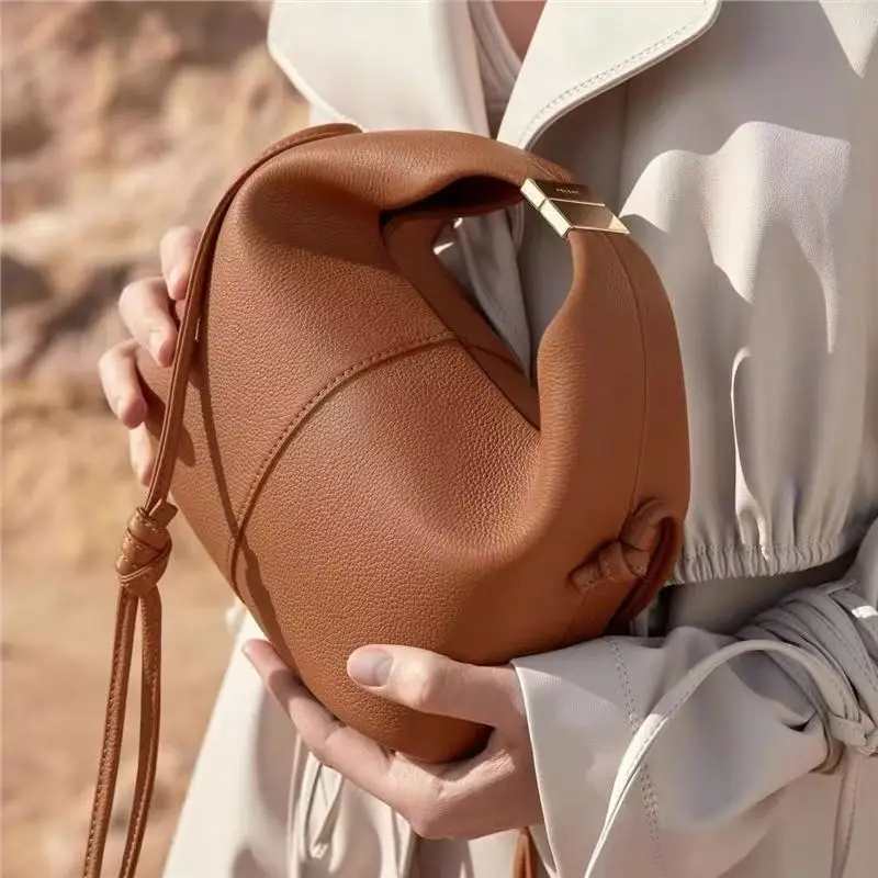 2025 Nouveau sac à déjeuner en cuir avec un design unique, une bandoulière convertible et une bandoulière