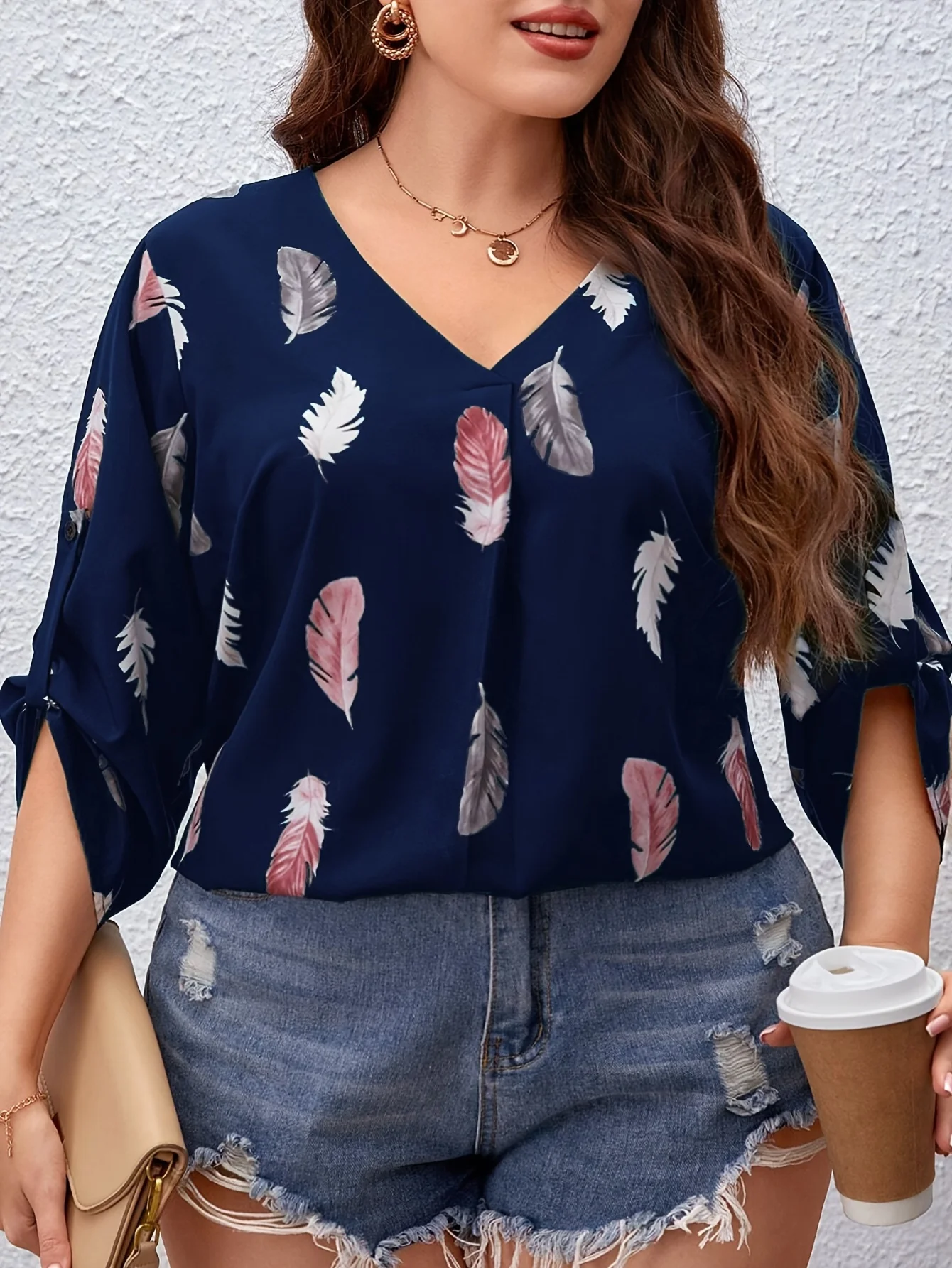 Camisa de talla grande para mujer con estampado de plumas – Top informal de verano con cuello en V