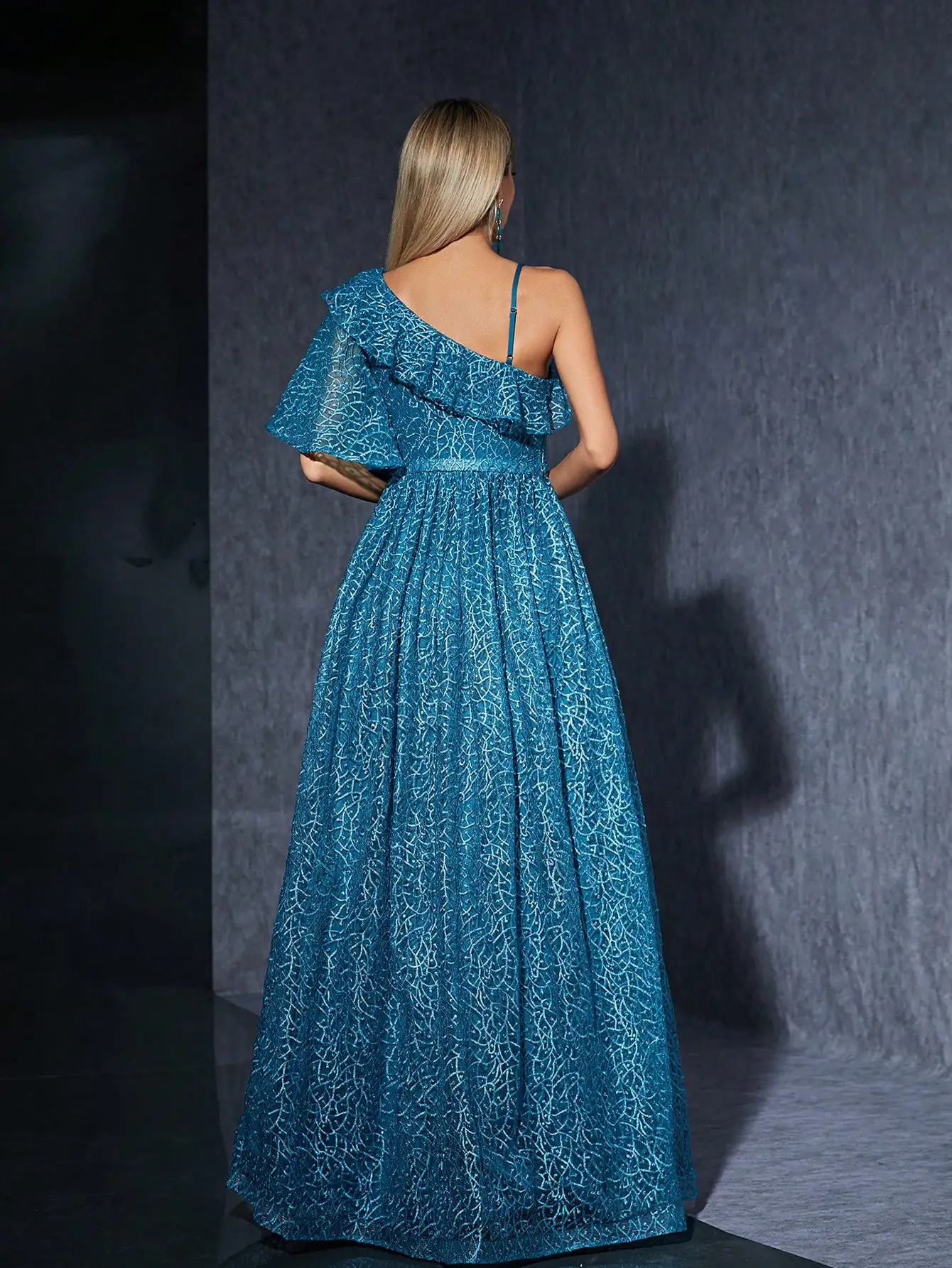 Une robe de soirée haut de gamme avec des épaules inclinées, des feuilles de lotus, des manches mi-coupées sur la poitrine et une dentelle brodée