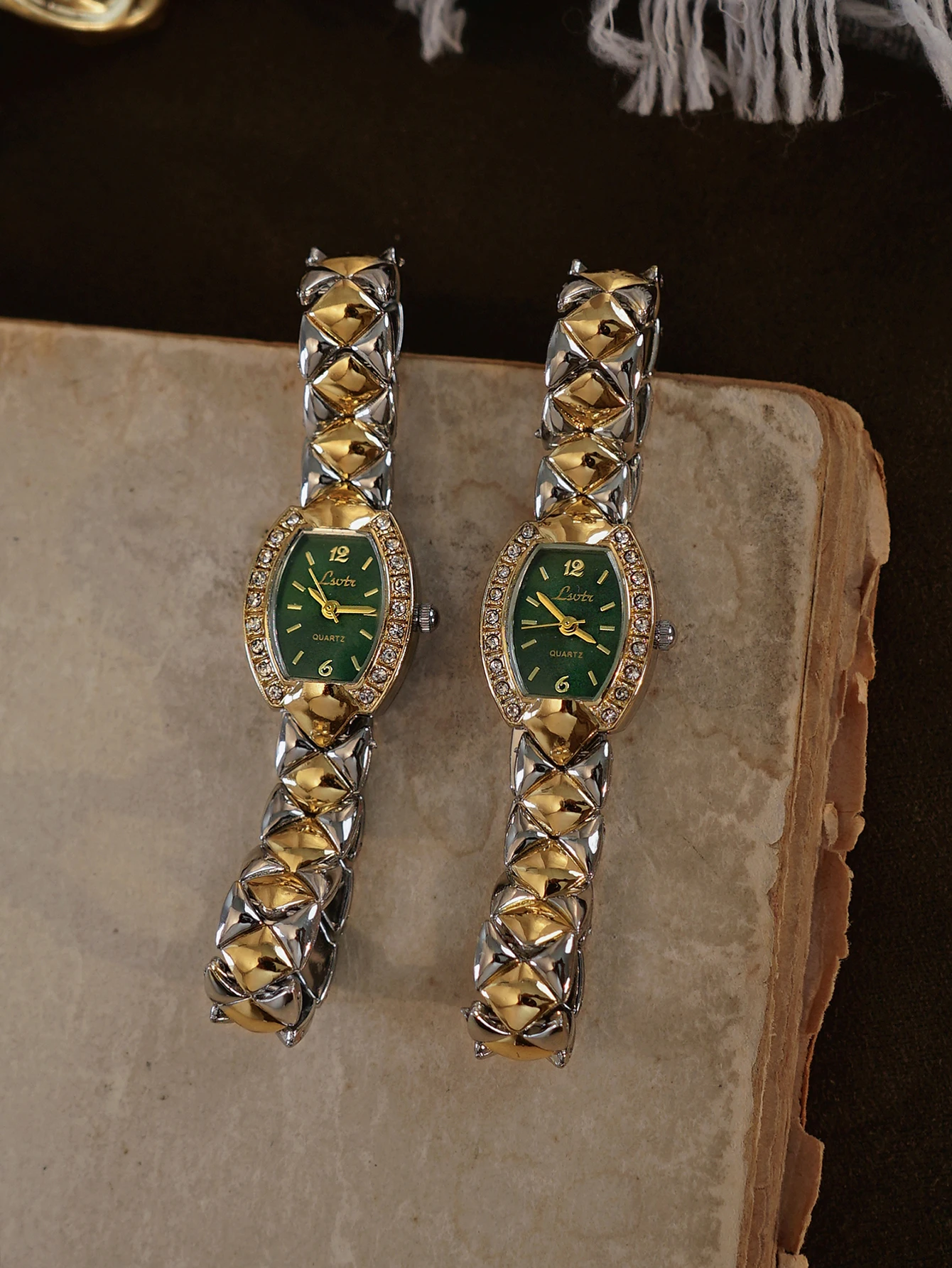 

1 новая женская кварцевая модель часов с серебристым и золотистым покрытием, корпусом в форме бочонка, маленькие женские водонепроницаемые часы с зеленой поверхностью.