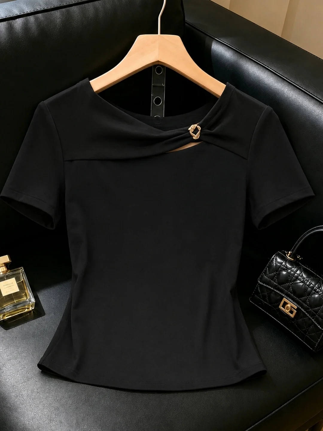 

Slim Fit Short Sleeve T-Shirt Women's Fashionable Simple Design Summer 2026 round Neck Basic Color Commute Style Korean Version