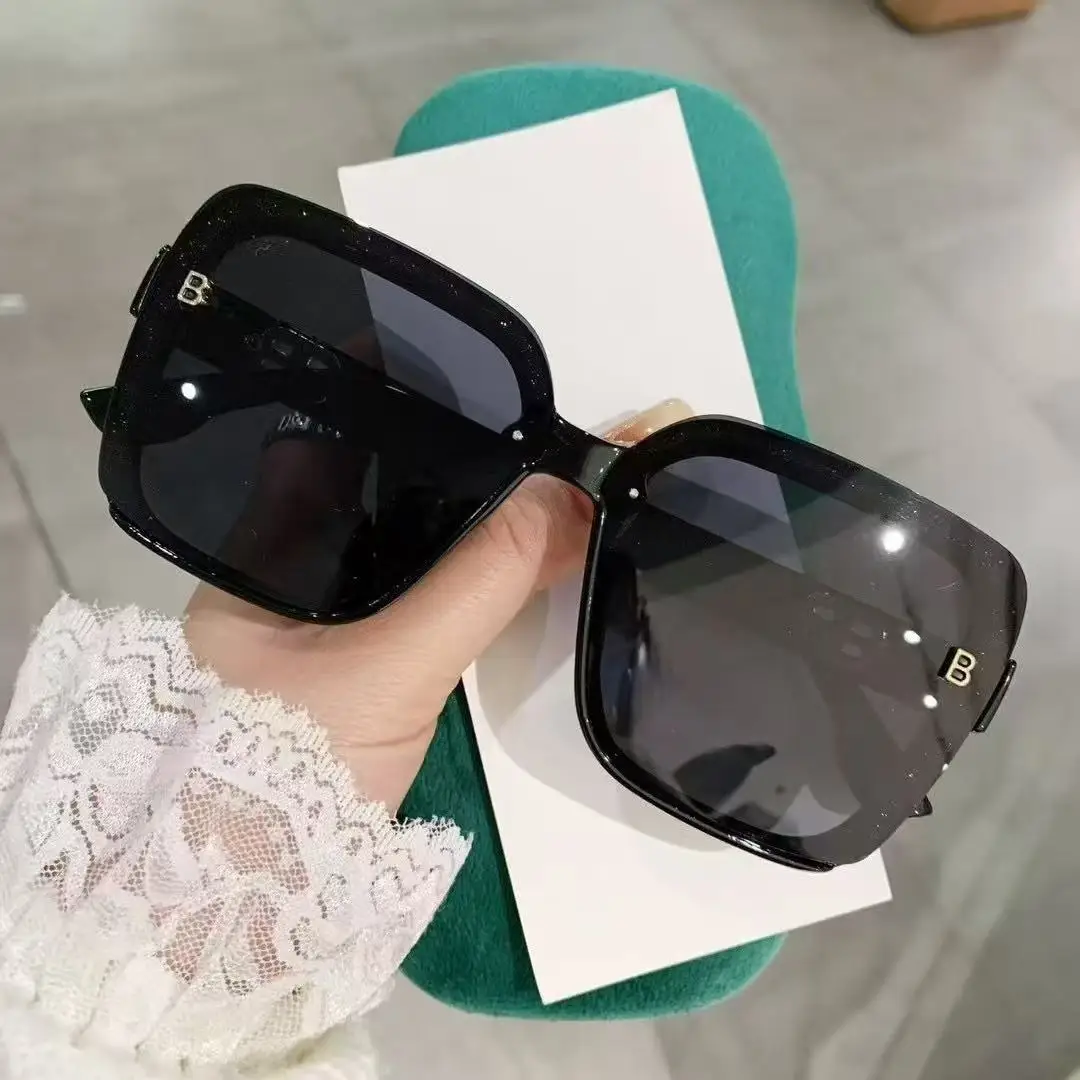 

Glitter Square Sunglasses - Women's UV400 Protection, Lightweight Metal Frame, Polarized Lenses, Trendy for Streetwear & Glamour