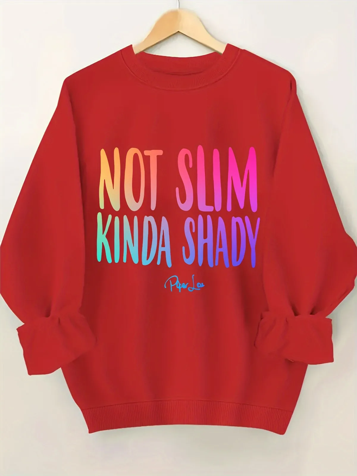 بلوفر نسائي كاجوال وعصري بنمط حروف ملونة مطبوع مريح برقبة دائرية مناسب لهدايا العطلات