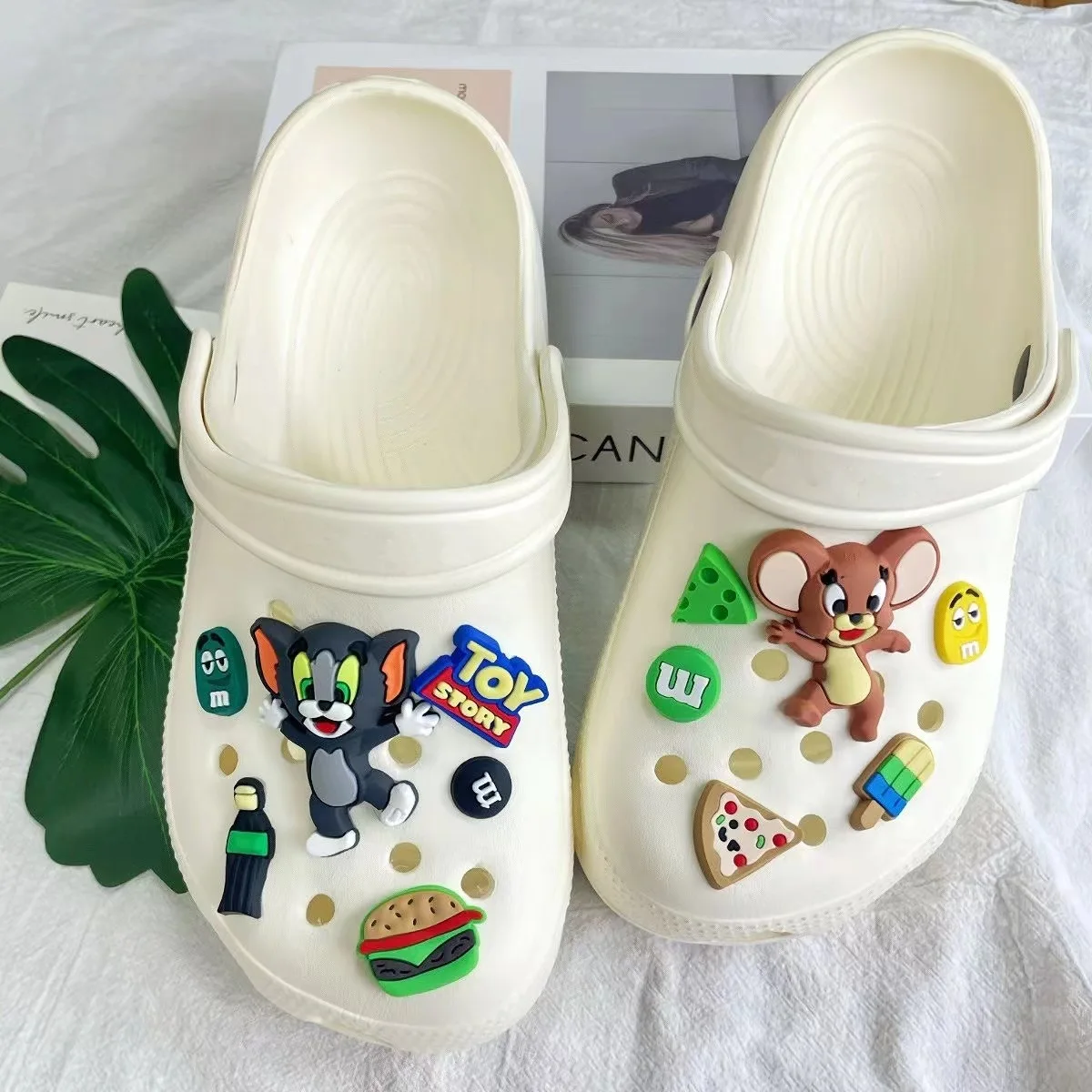 Zapatos de dibujos animados de Tom y Jerry, accesorios Kawaii con agujeros, hebilla, decoración de bricolaje, regalos para niñas, 12 piezas