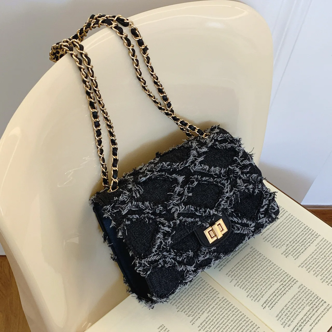 ​ ​ 디스트레스드 데님 락 박스 백 여성용 퀼팅 체인 크로스바디 캐비어 그레인 텍스처 커피 런 시크 ​ ​