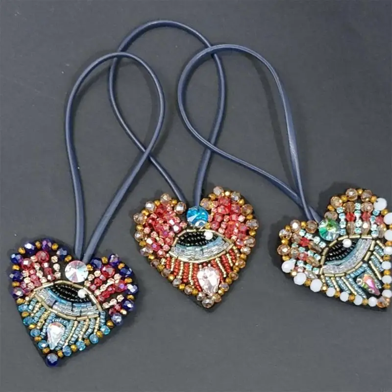 Các bản vá trái tim đính cườm đáng tin cậy cho các mặt hàng đồ thủ công dệt may và các dự án thời trang