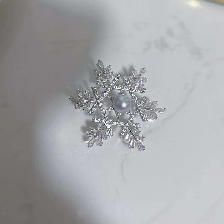 

Classic Snowflake Brooch 6-7MM Round With Slight Flaws, Natural Natural And Abundant Hemp Akoya Seawater Pearl Brooch