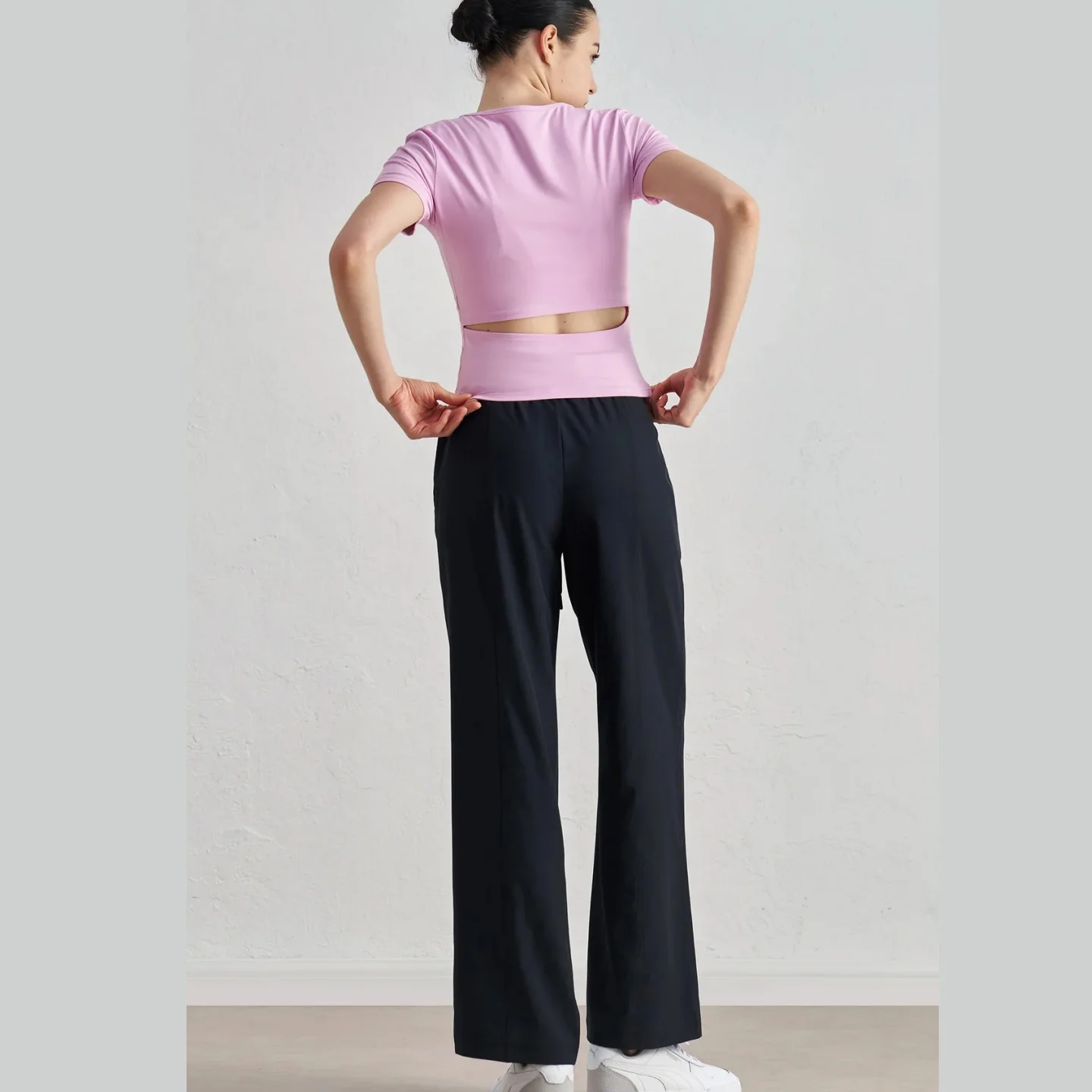 

2025 Summer New Women's Nude-Like Quick-Dry Breathable UV Protection Antibacterial Nylon 66 Spandex Yoga Top with Back Cut-Out,