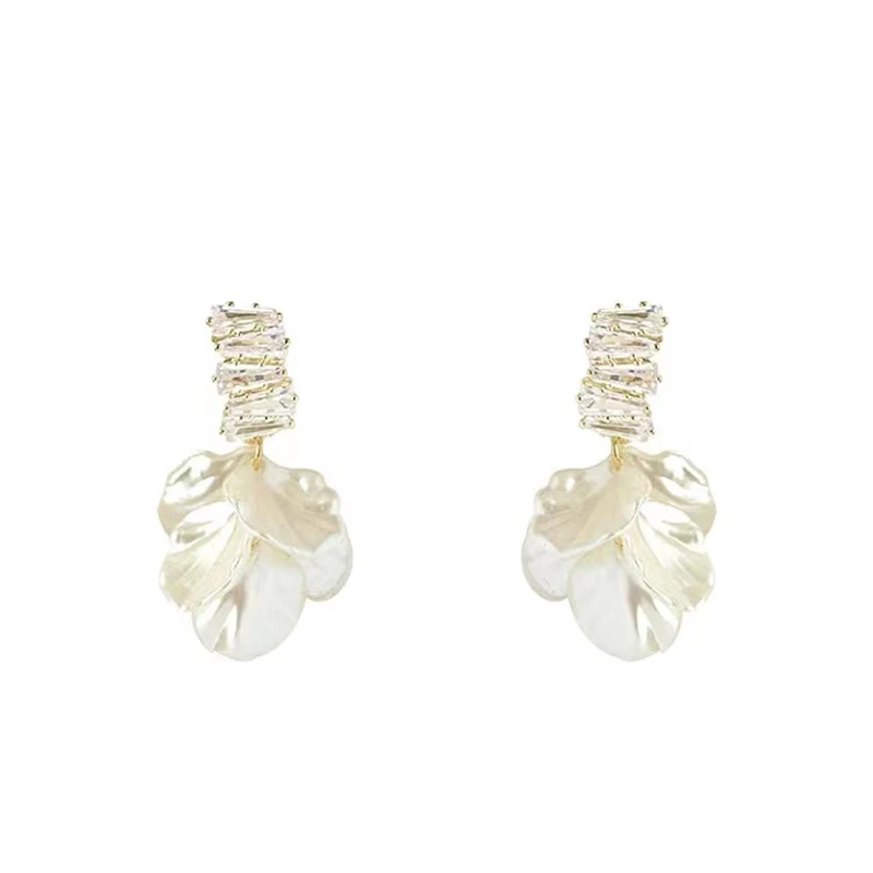 Nuevos pendientes colgantes de pétalos de flor blanca de concha de imitación de alta clase para mujer, joyería de diseño a la moda, accesorios de