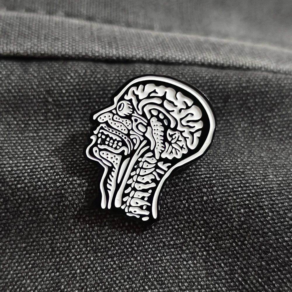 Broche criativo europeu e americano com design anatômico de cérebro, emblema de esqueleto, pin de arte de terror, emblema interessante para decoração de mochila escolar.