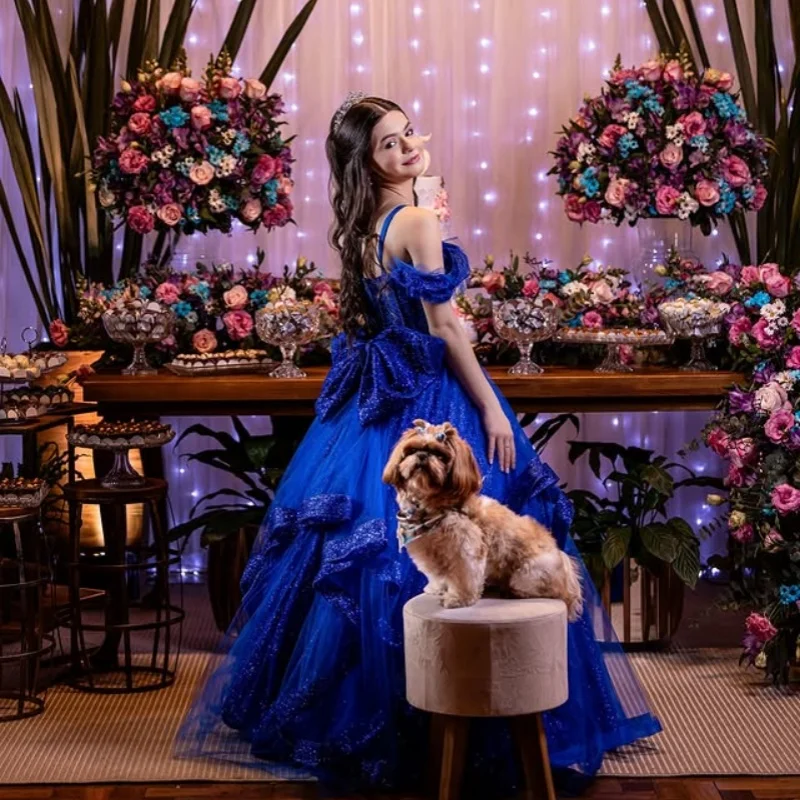 

Блестящие королевские синие платья Quinceanera по индивидуальному заказу с открытыми плечами и блестками, длинный хвост, кружевное многослойное платье Vestido 15, Quinceanera
