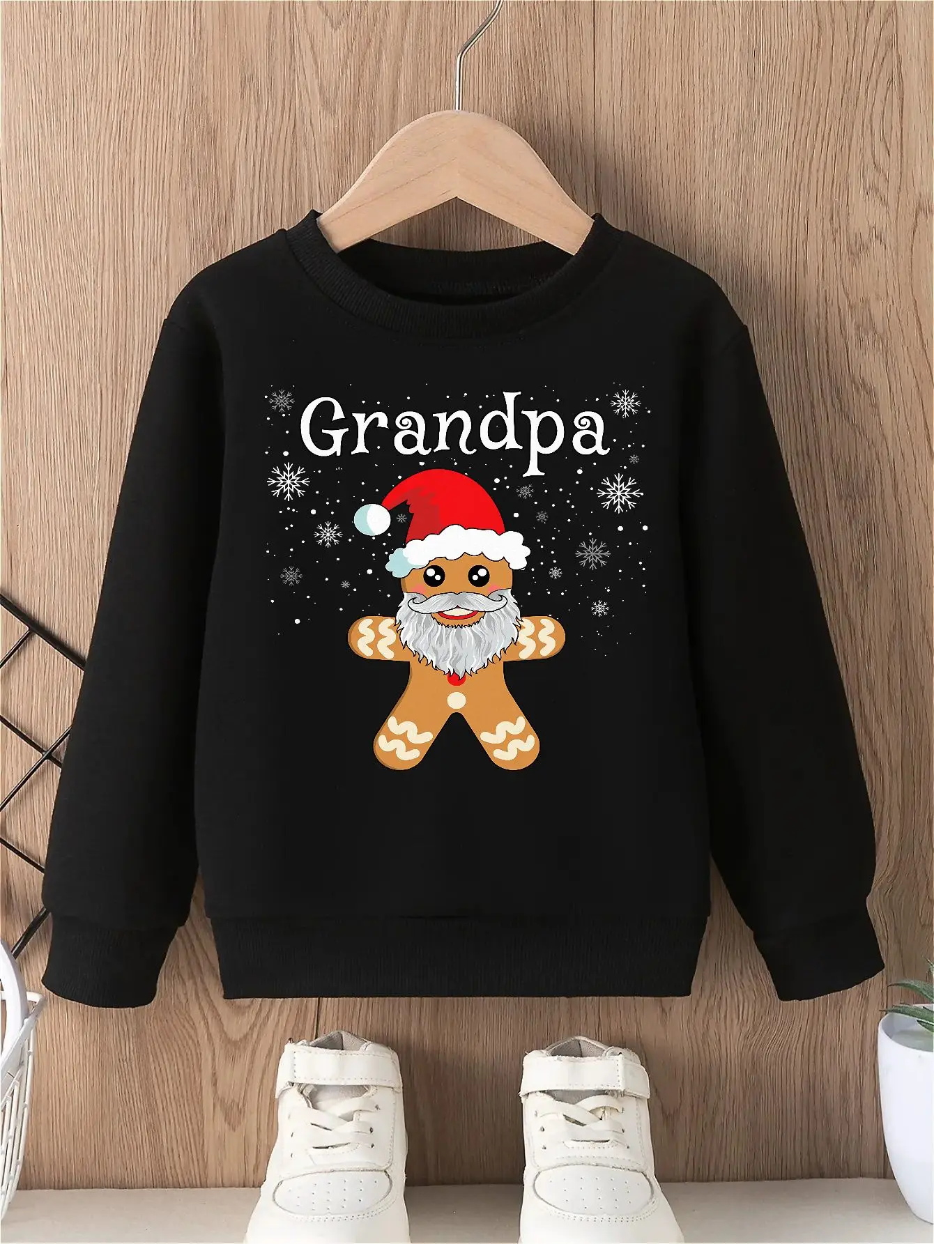 

Толстовка для мальчика на рождественскую тематику без капюшона с веселым пряничным человечком, топ с круглым вырезом и длинными рукавами.