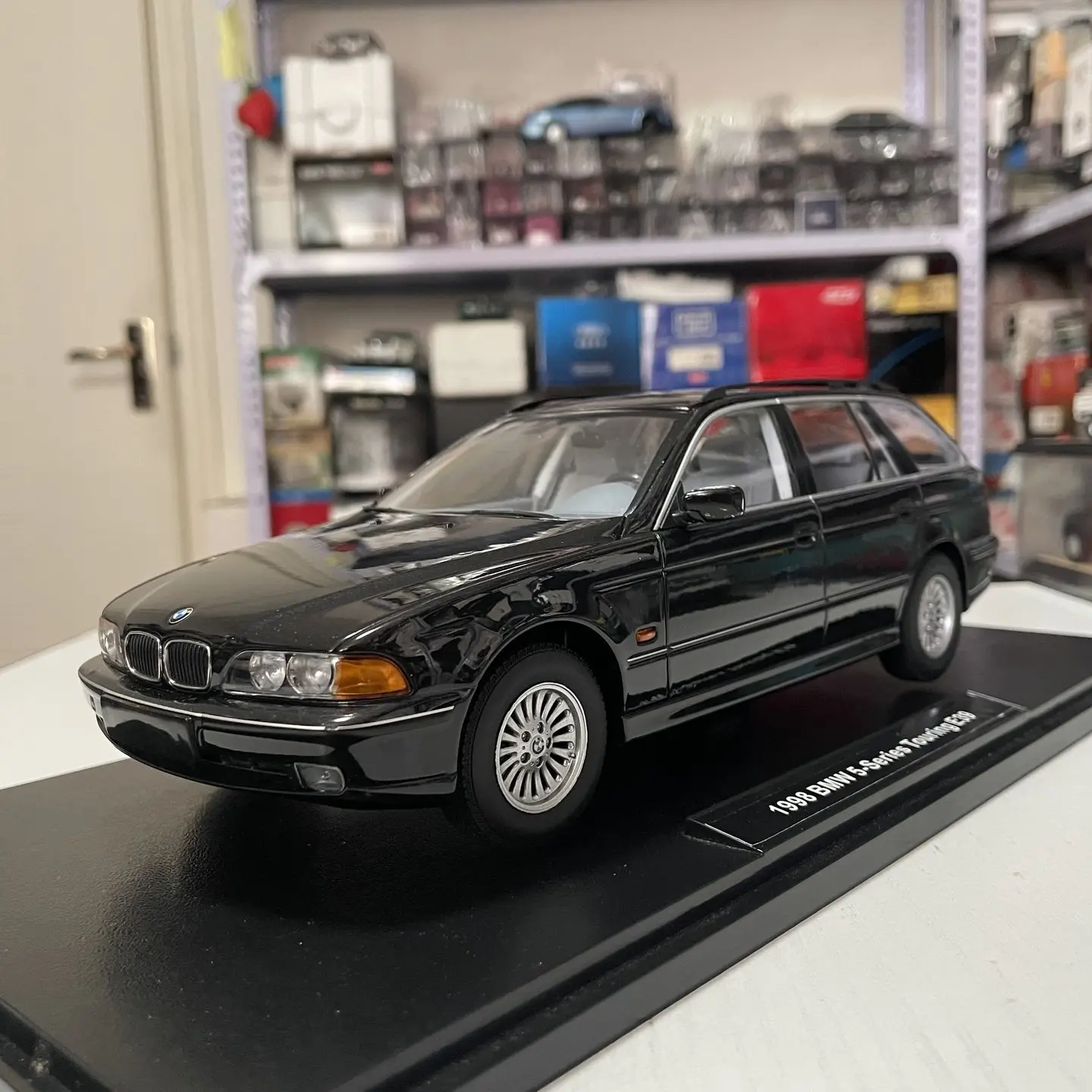 1:18 Maßstab Triple9 Druckguss-Legierung 1998 Schwarzer BMW 5er Touring E39 Spielzeugauto-Modell Klassiker Erwachsenengeschenk Souvenir Statische Ausstellung