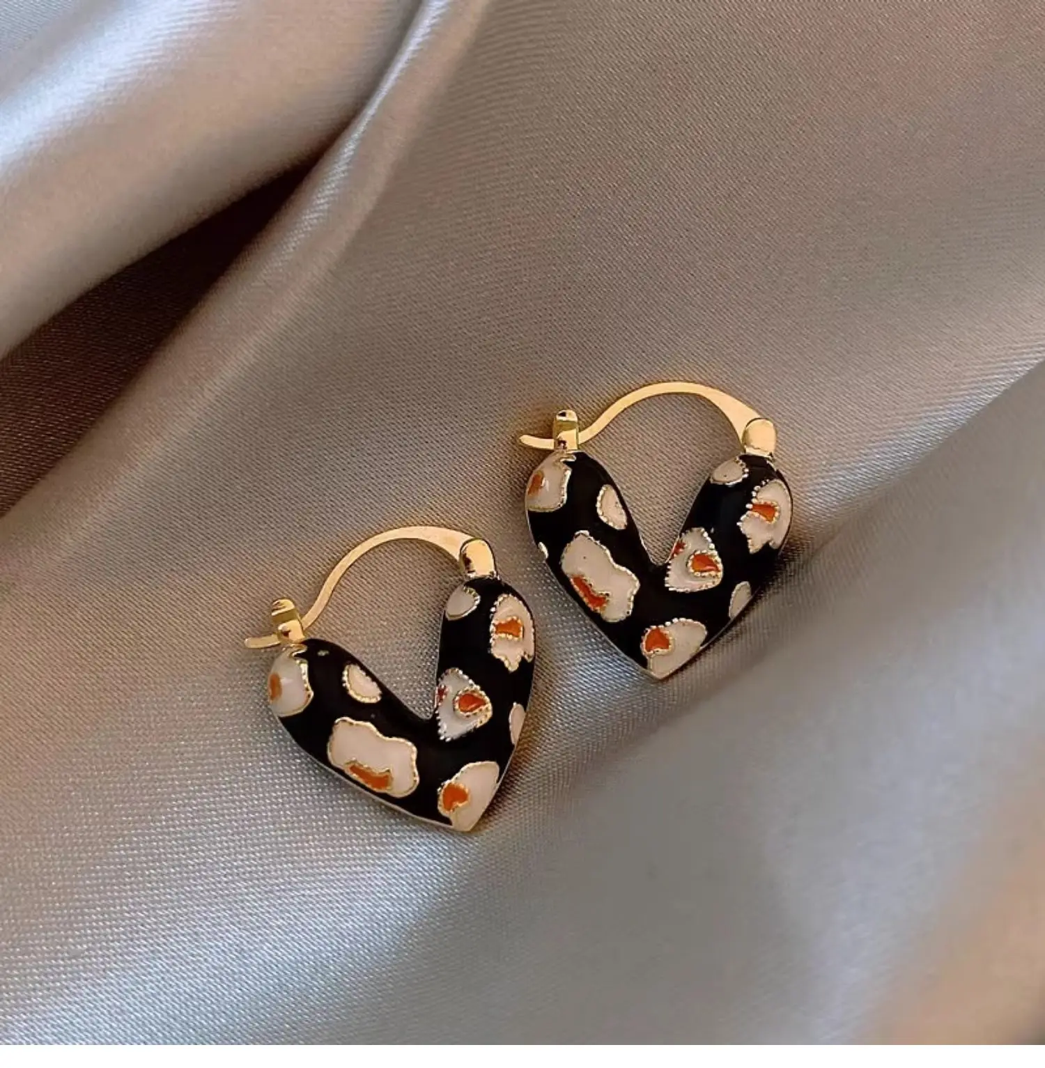 lingzhiwu British Designer Contrast Color Stripe Love Heart Earrings Luxury Design Unique Earrings New Arrive