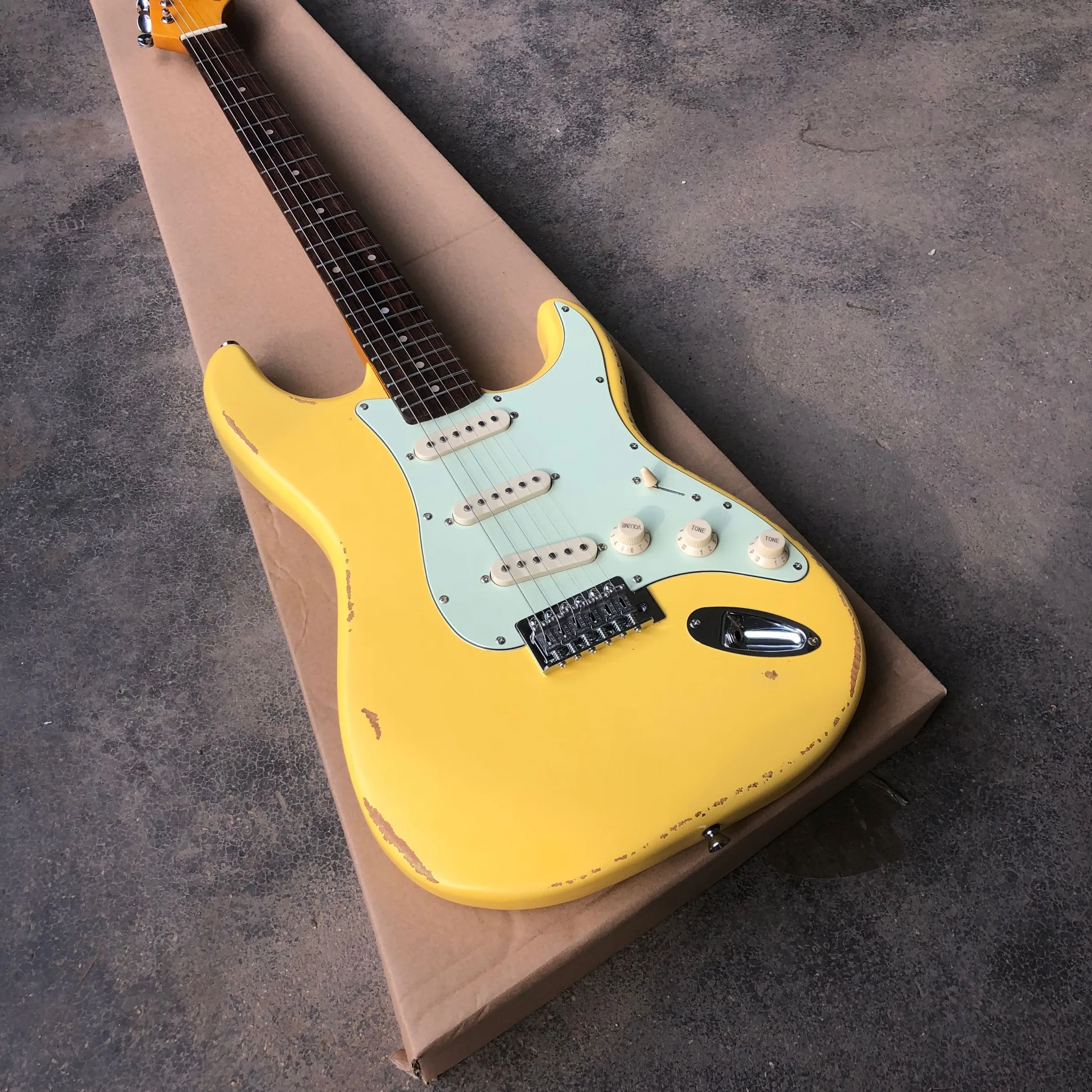 

Inventory, relic electric guitar, antelope yellow, green guard plate, cow bone string pillow. Factory wholesale and retail, free